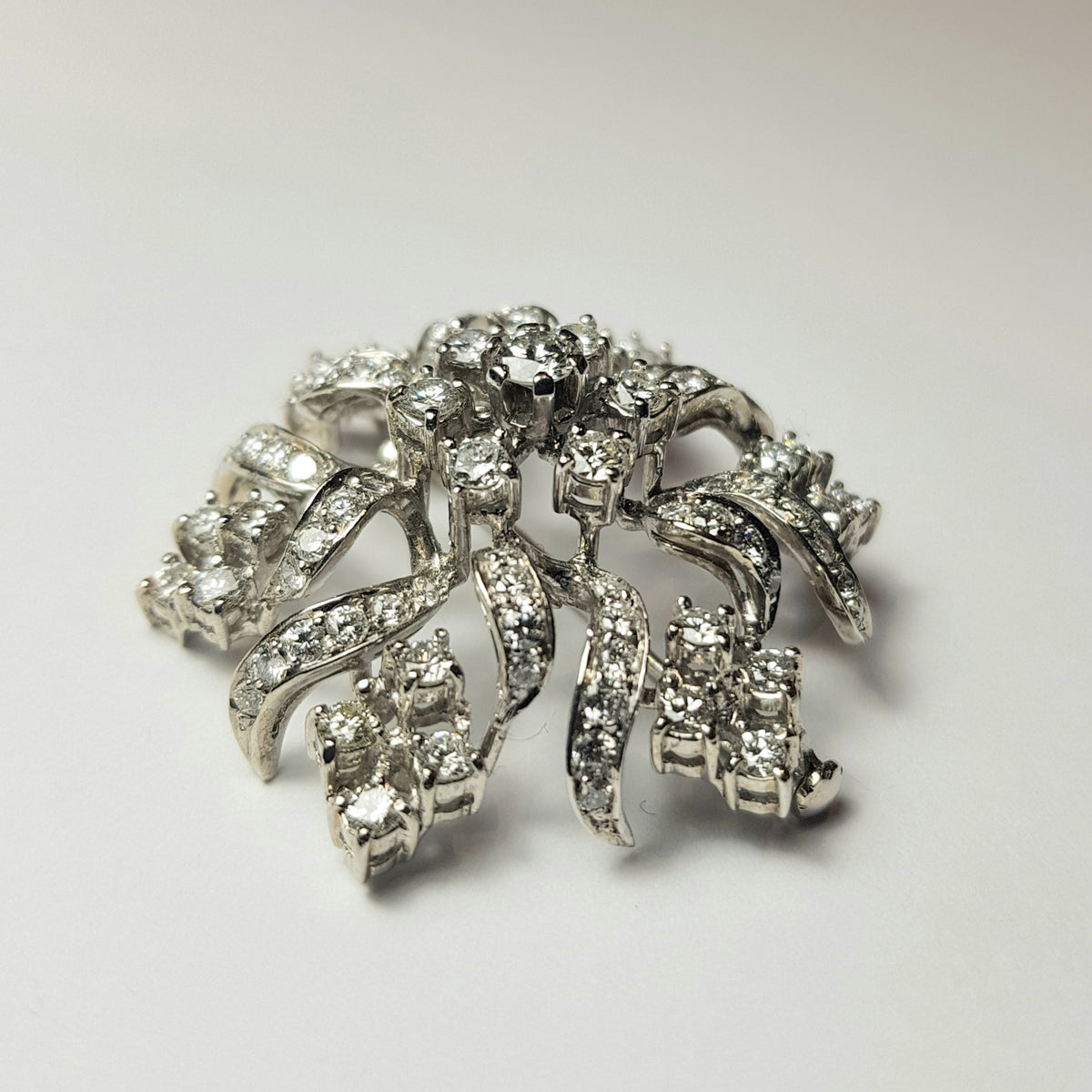 Spilla vintage in oro bianco 18k con diamanti naturali per ct. 3,20 totali circa