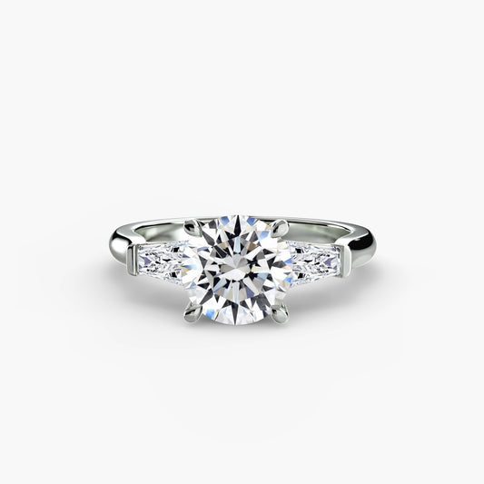Anello trilogy con baguette laterali