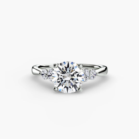 Anello solitario con diamanti laterali 2
