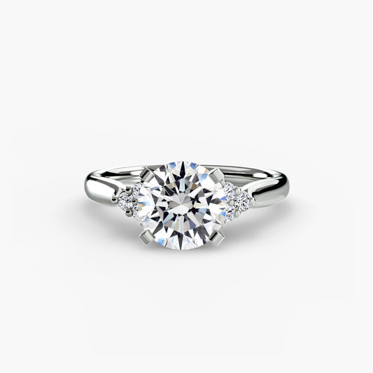 Anello solitario con diamanti laterali 2