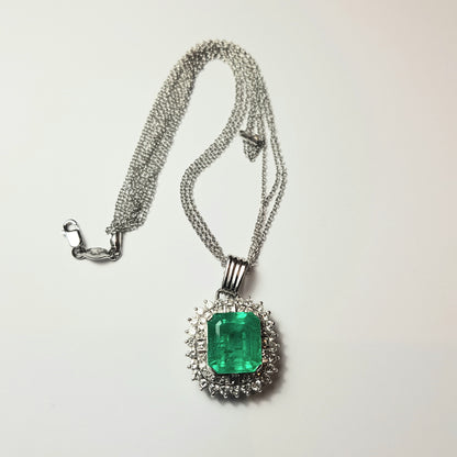 Pendente in platino con smeraldo naturale ct. 7,92 e diamanti naturali per ct. 1,57 totali completo di catenina a 3 fili in oro bianco 18k