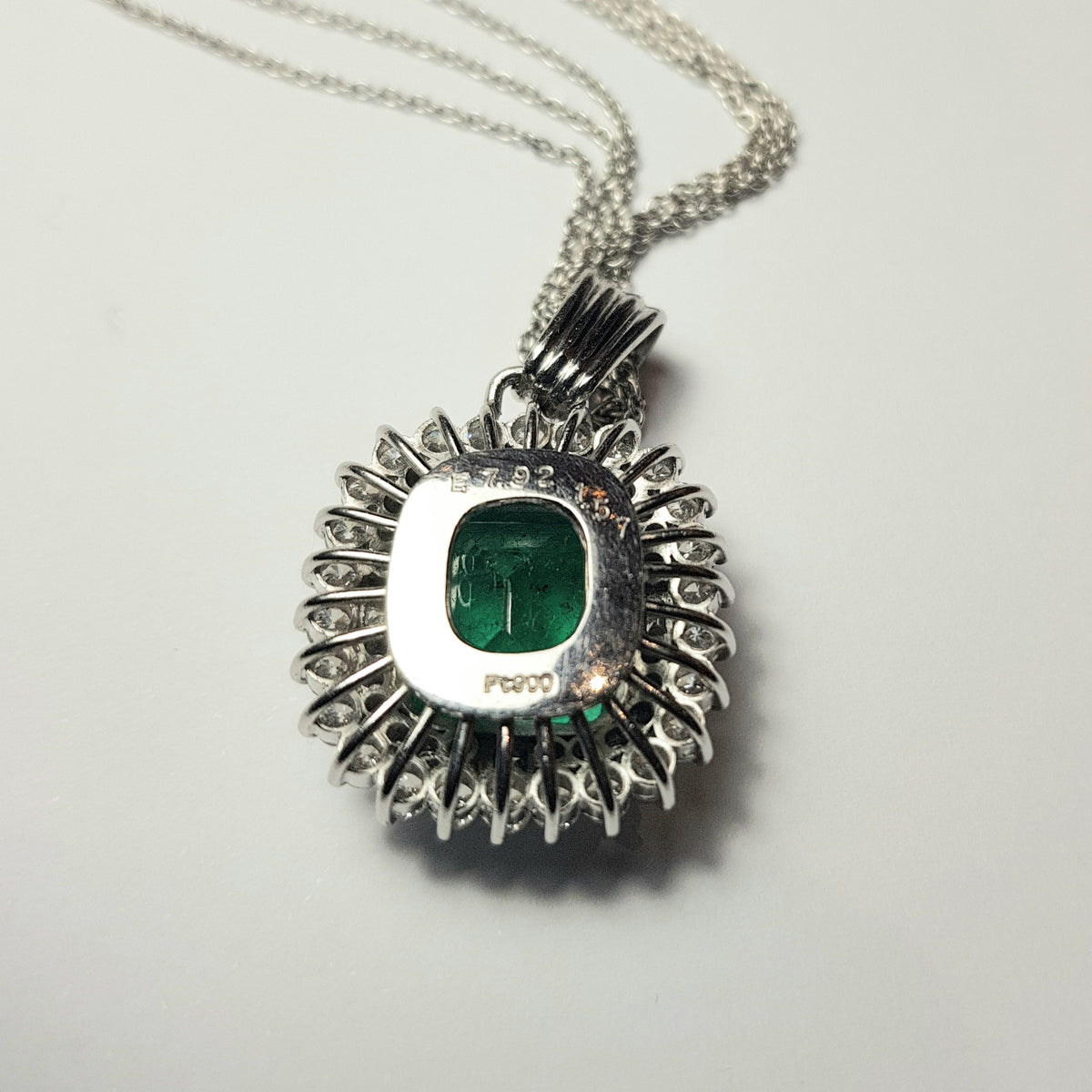 Pendente in platino con smeraldo naturale ct. 7,92 e diamanti naturali per ct. 1,57 totali completo di catenina a 3 fili in oro bianco 18k