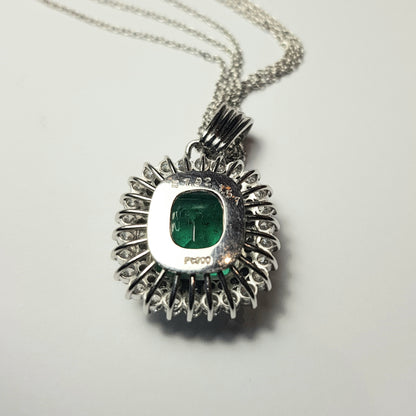 Pendente in platino con smeraldo naturale ct. 7,92 e diamanti naturali per ct. 1,57 totali completo di catenina a 3 fili in oro bianco 18k