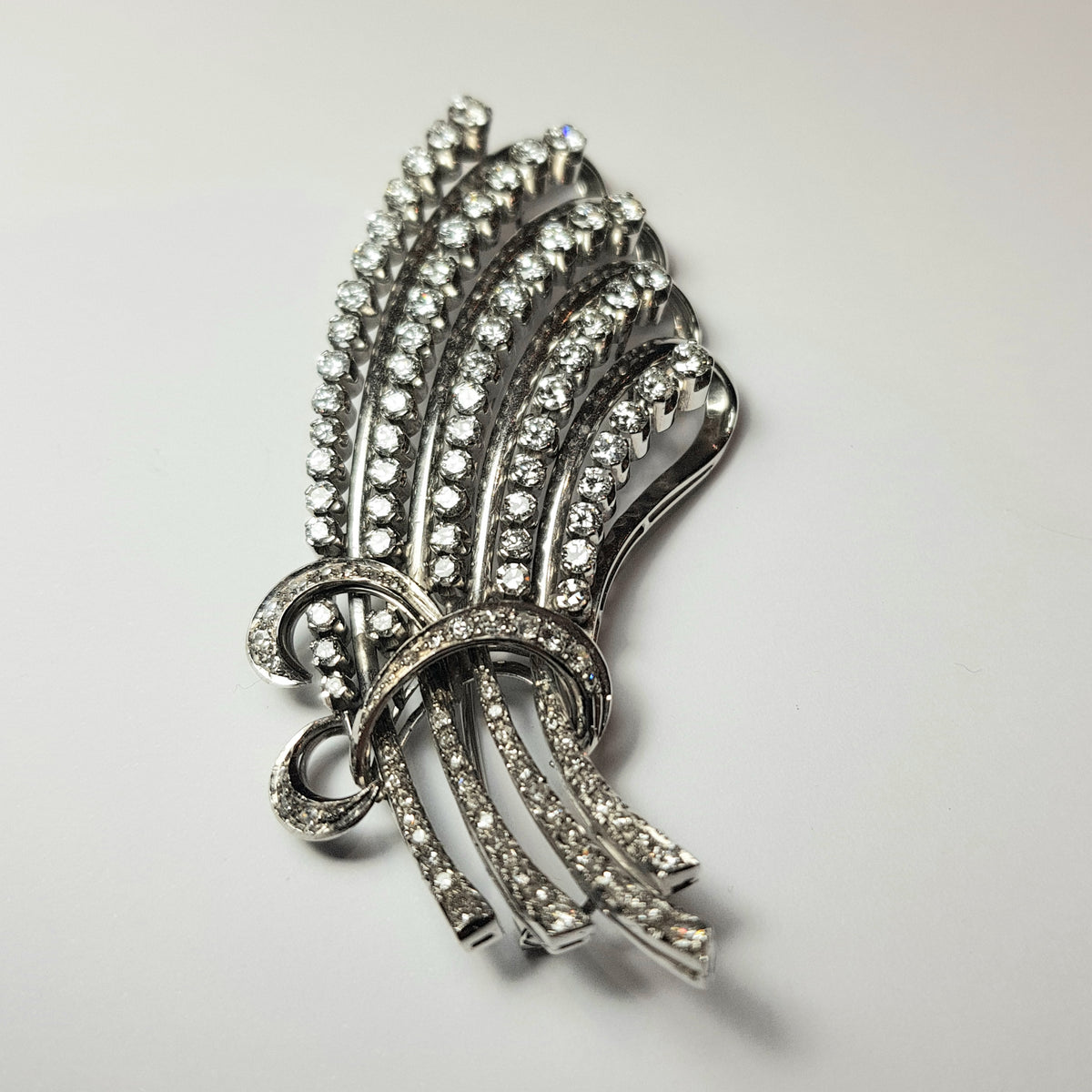 Spilla vintage in oro bianco 18k con diamanti naturali per ct. 4,80 totali circa