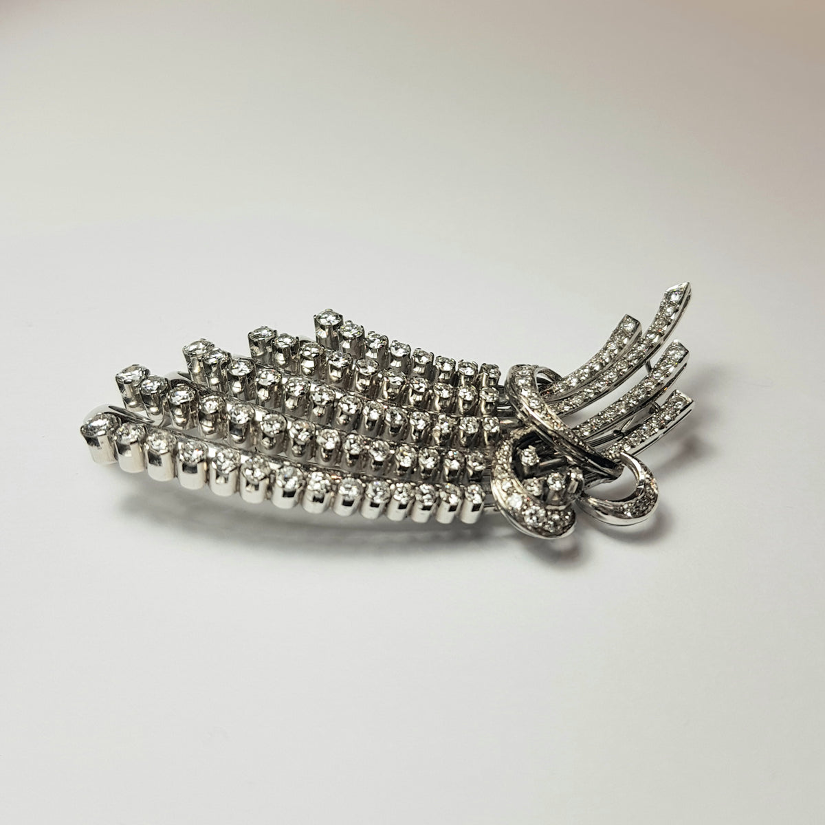 Spilla vintage in oro bianco 18k con diamanti naturali per ct. 4,80 totali circa