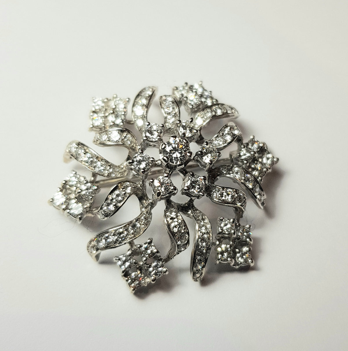 Spilla vintage in oro bianco 18k con diamanti naturali per ct. 3,20 totali circa