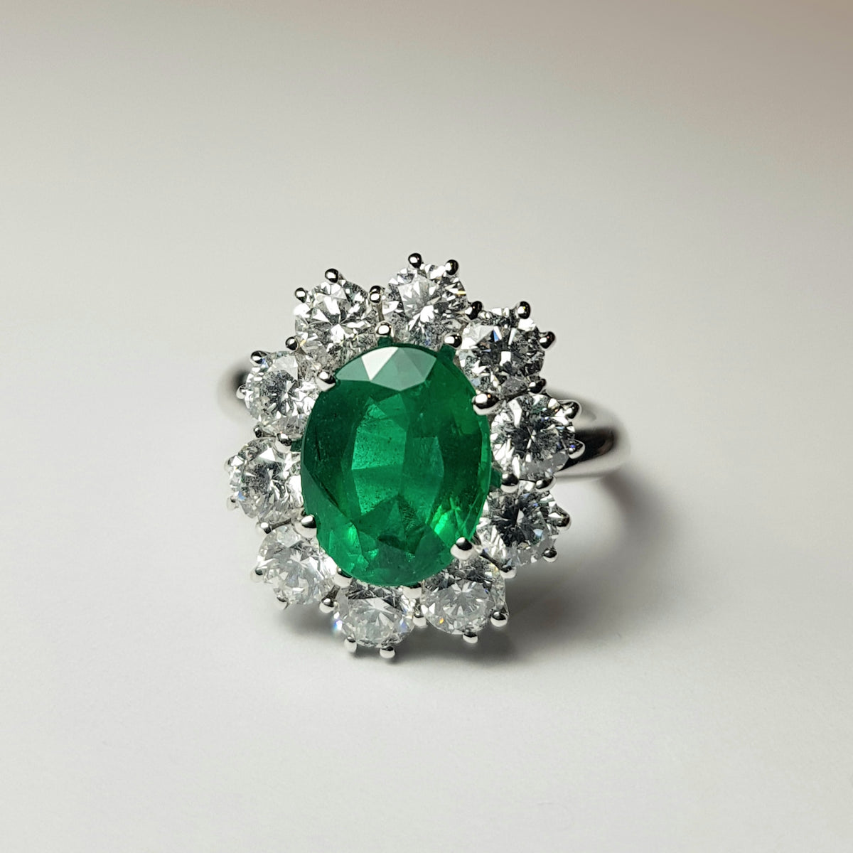 Anello in oro bianco con smeraldo naturale di ct. 2,55 e diamanti naturali di ct. 1,98 totali