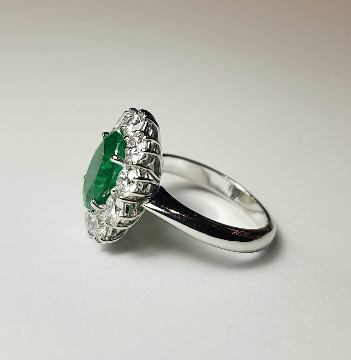 Anello in oro bianco con smeraldo naturale di ct. 2,55 e diamanti naturali di ct. 1,98 totali