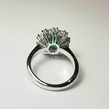 Anello in oro bianco con smeraldo naturale di ct. 2,55 e diamanti naturali di ct. 1,98 totali