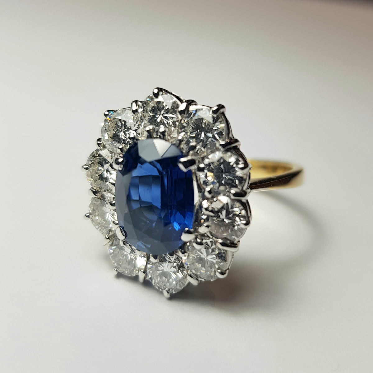 Anello in oro giallo e bianco18k con zaffiro naturale ct. 3,42 e diamanti naturali  taglio brillante rotondo ct. 2,57 totali