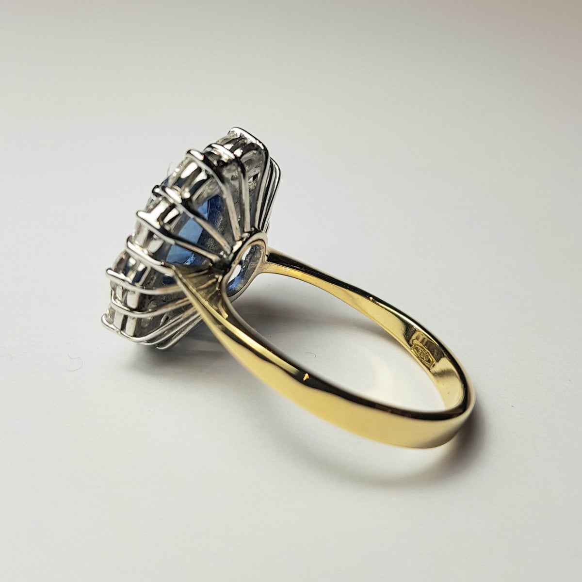Anello in oro giallo e bianco18k con zaffiro naturale ct. 3,42 e diamanti naturali  taglio brillante rotondo ct. 2,57 totali