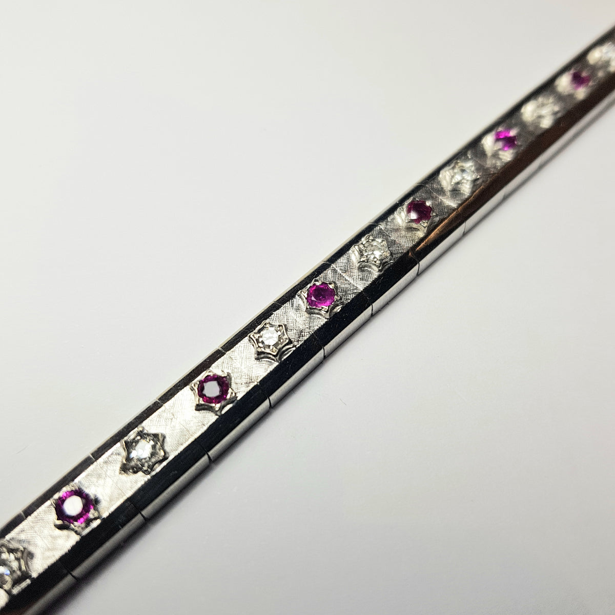 Bracciale vintage in oro bianco 18k con rubini per ct. 0,70 e diamanti per ct. 0,40