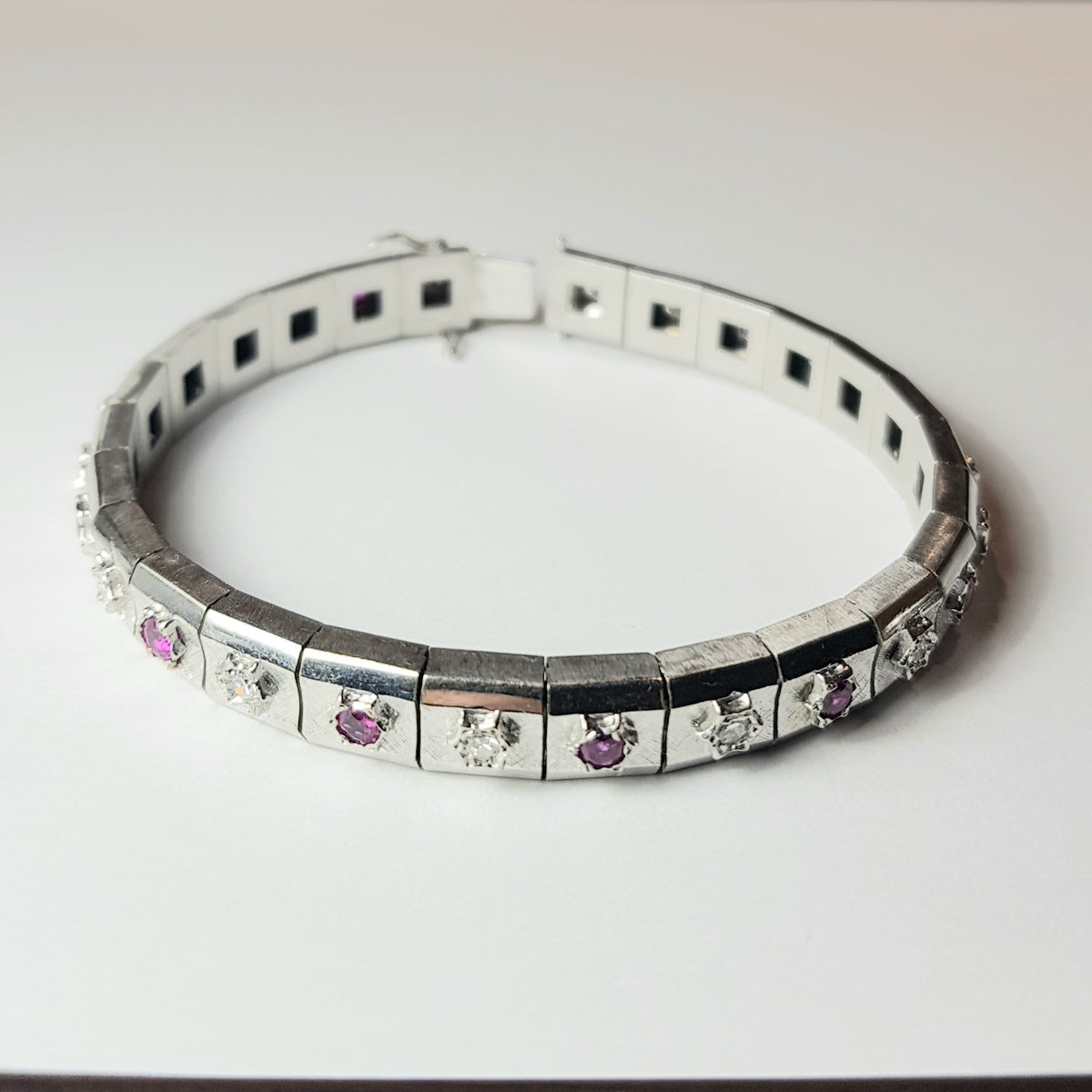 Bracciale vintage in oro bianco 18k con rubini per ct. 0,70 e diamanti per ct. 0,40