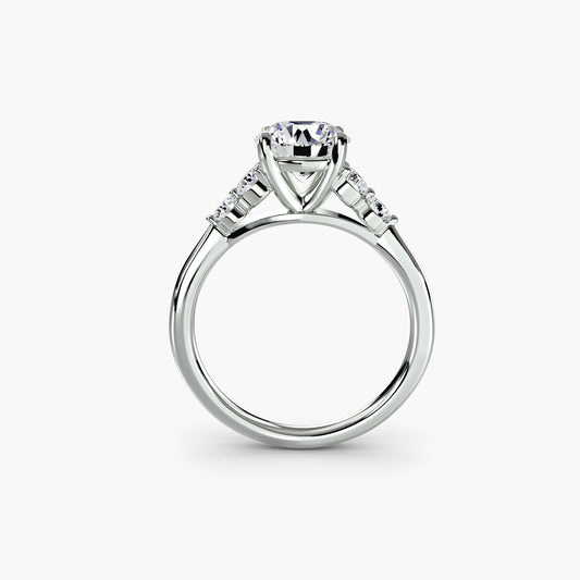 Anello solitario con diamanti laterali 2
