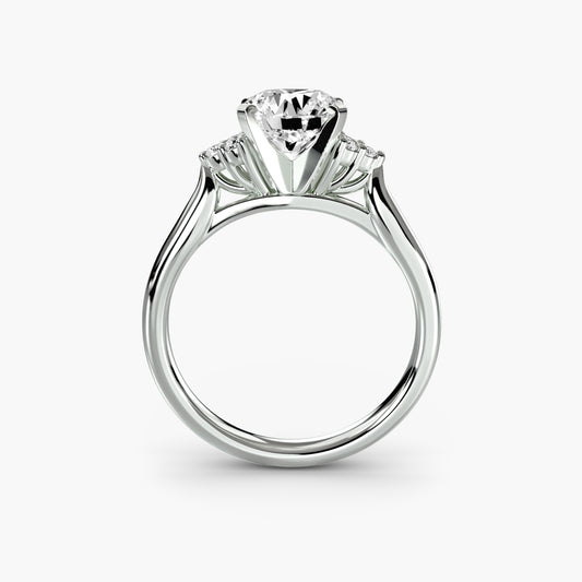 Anello solitario con diamanti laterali 2