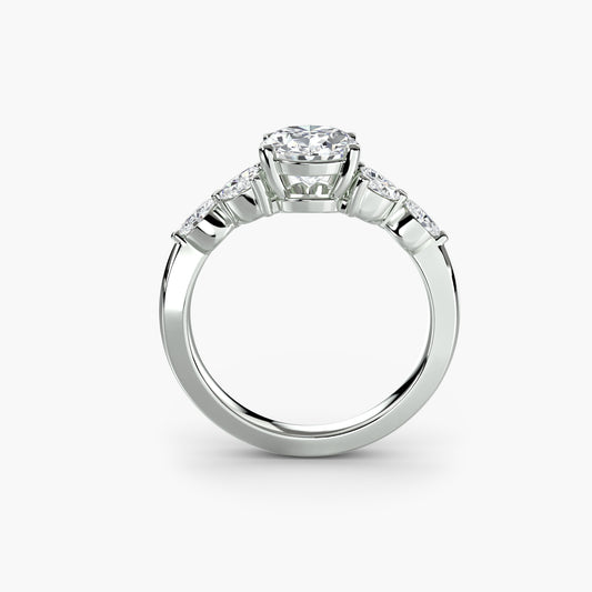 Anello solitario diamanti laterali